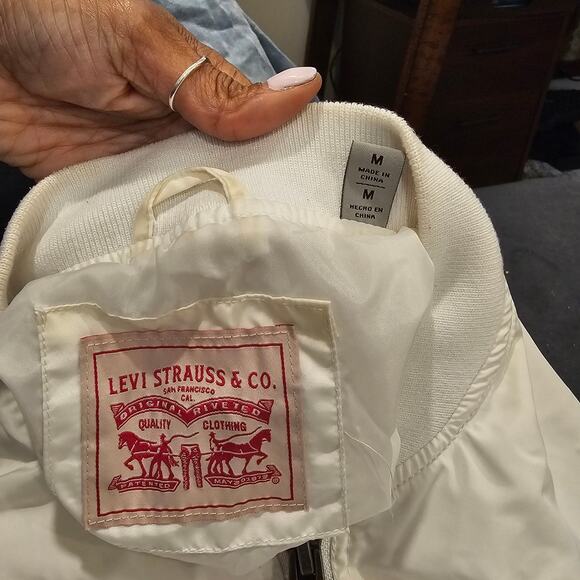 Levi's Women's White Cropped Bomber Jacket Size Medium - Picture 5 of 6
